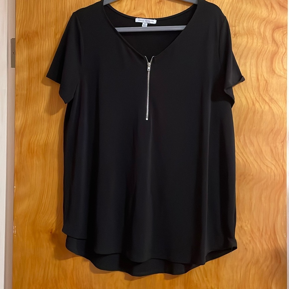 Green Envelope Short Sleeve Top | Black with silver zipper | Women's 1X